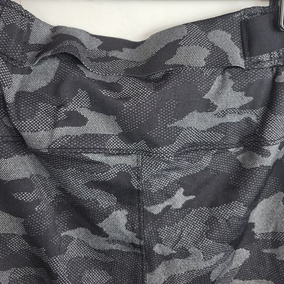 Lululemon Variegated Mesh Reflective Surge Linerless Short Camo Black Small - Picture 8 of 10